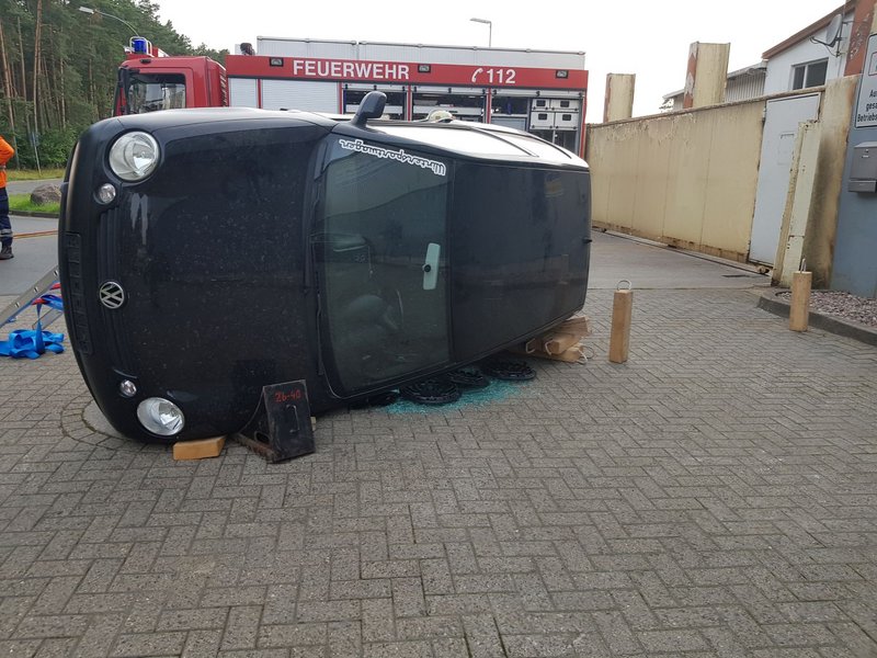 Fahrzeug liegt auf der Seite