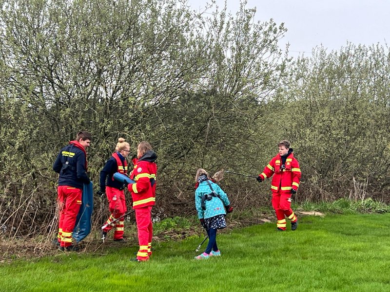Helfer beim Einsammeln des Mülls