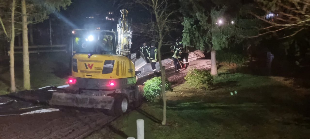 Radlader verteilt Sand