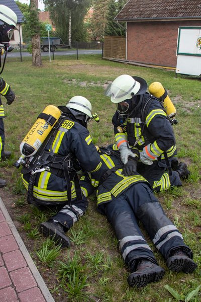 Ein Verletzter wird versorgt
