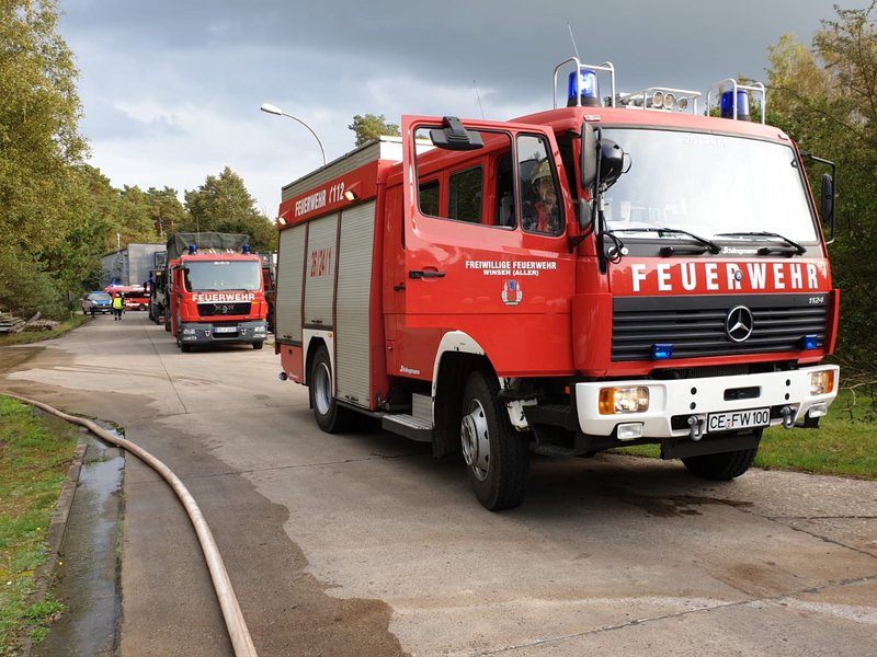 aufgestellte Feuerwehrfahrzeuge