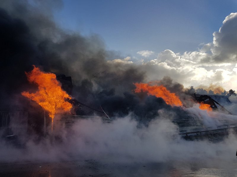 Einsatzbild brennende Lagerhalle