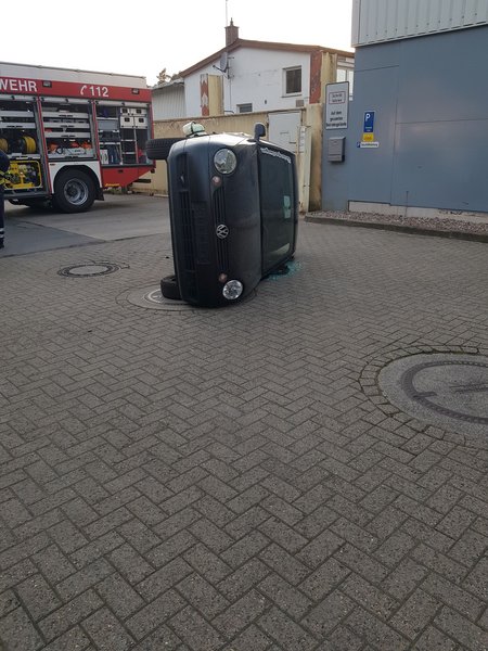 Fahrzeug liegt auf der Seite
