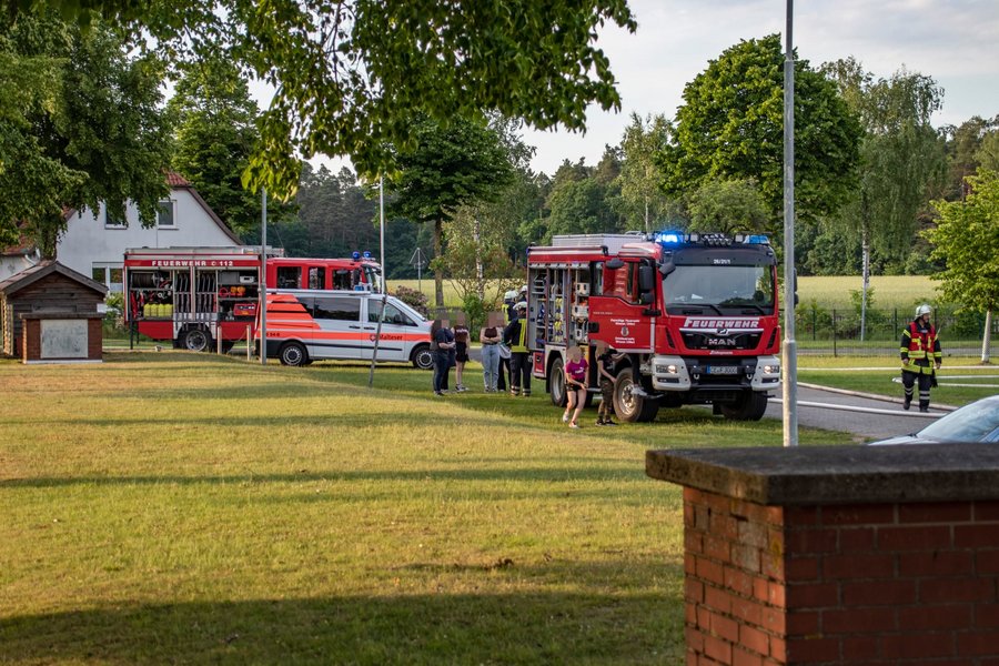 diverse Rettungsfahrzeuge