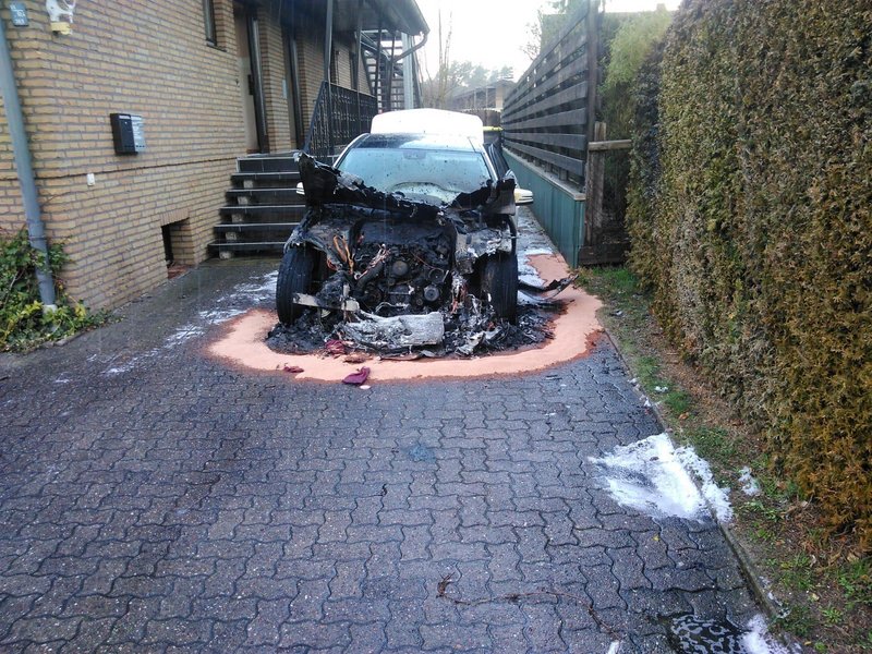 Bild: ausgebrannter PKW
