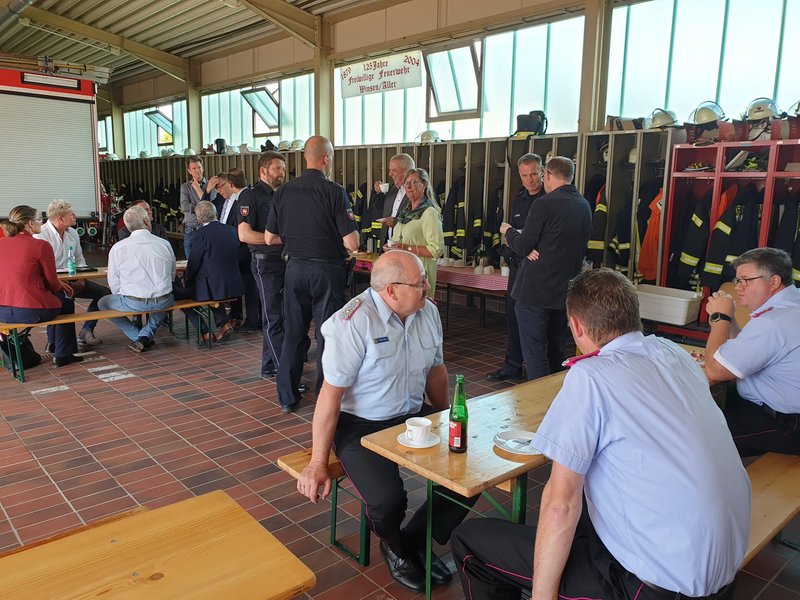 Gruppe in der Fahrzeughalle