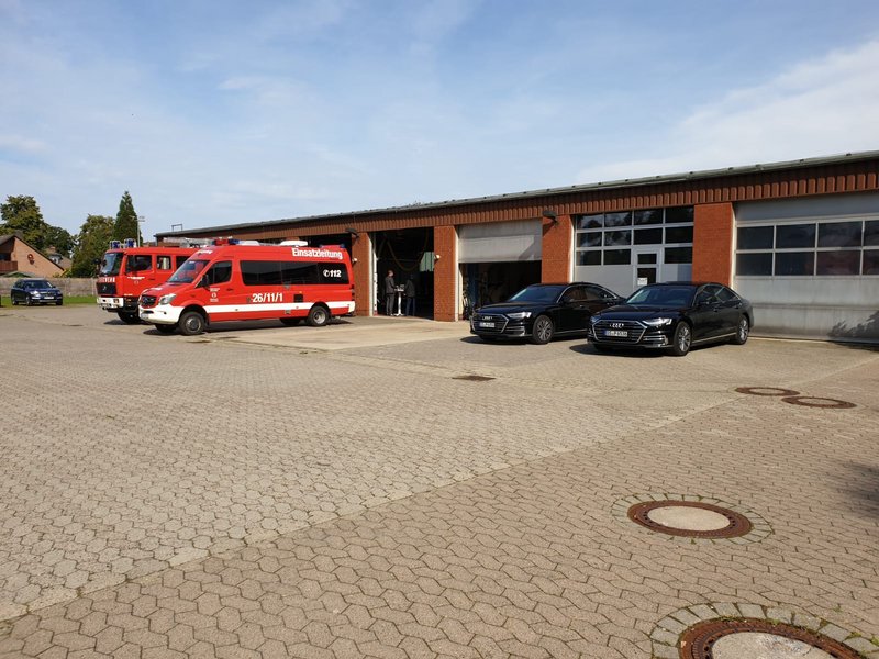 Fahrzeuge vor der Fahrzeughalle