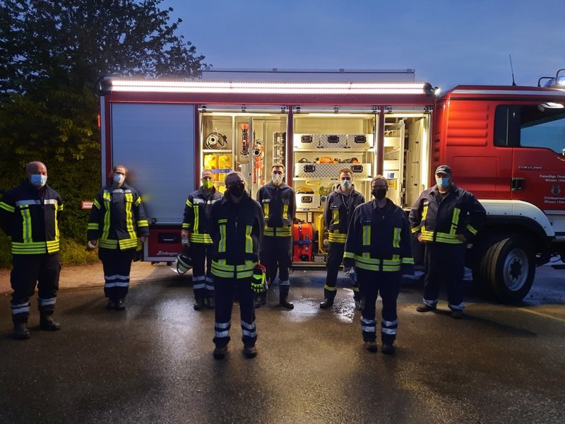 Gruppenbild vor dem Löschgruppenfahrzeug