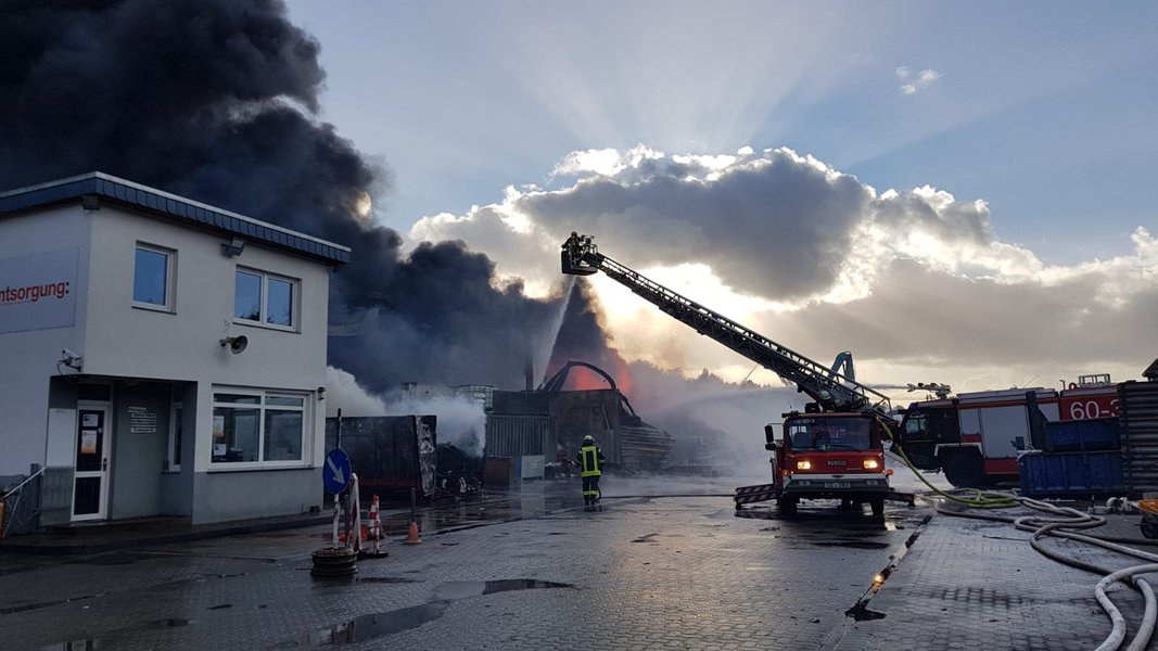 Einsatzbild: Drehleiter löscht