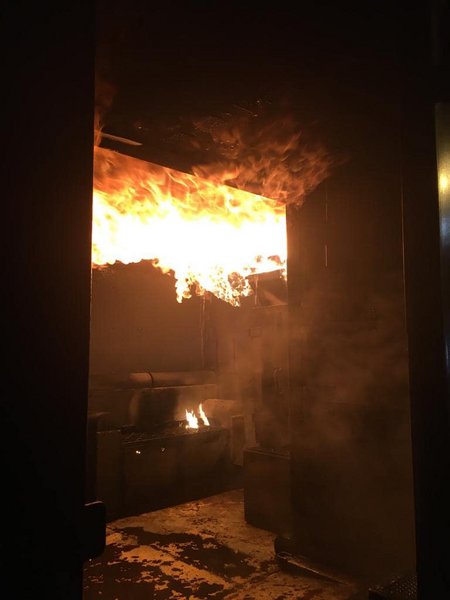 Feuer im Brandcontainer