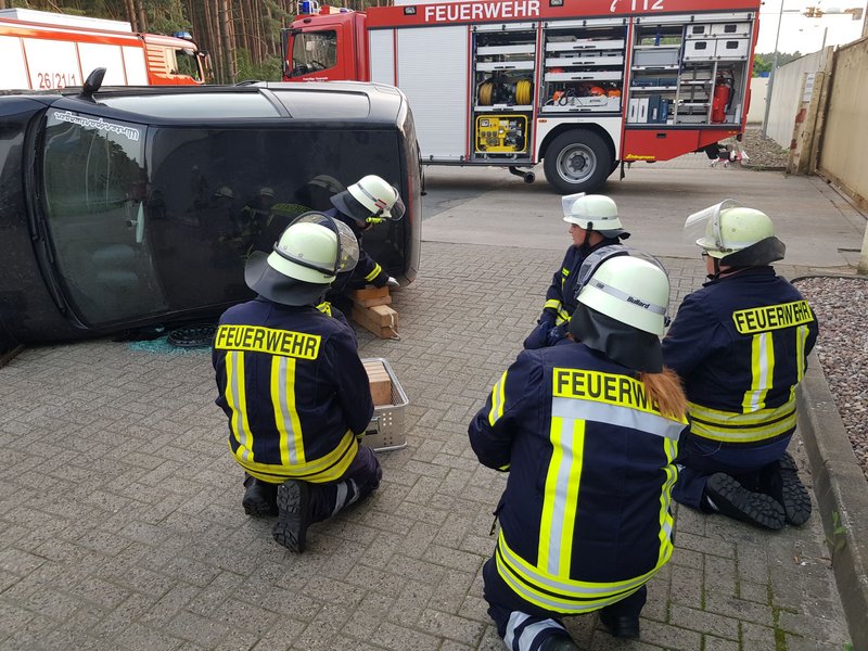 Ausbilder erklärt das weitere Vorgehen