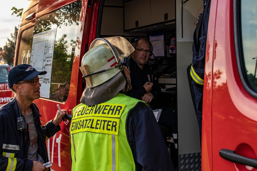 Lagebesprechung am Einsatzleitwagen