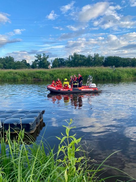 Boot fährt auf der Aller