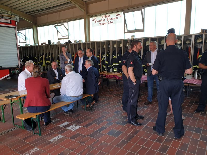 Gruppe in der Fahrzeughalle