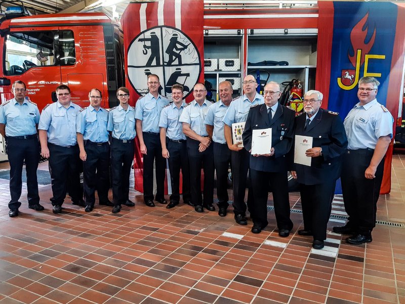 Gruppenfoto aller Ernannten und Beförderten