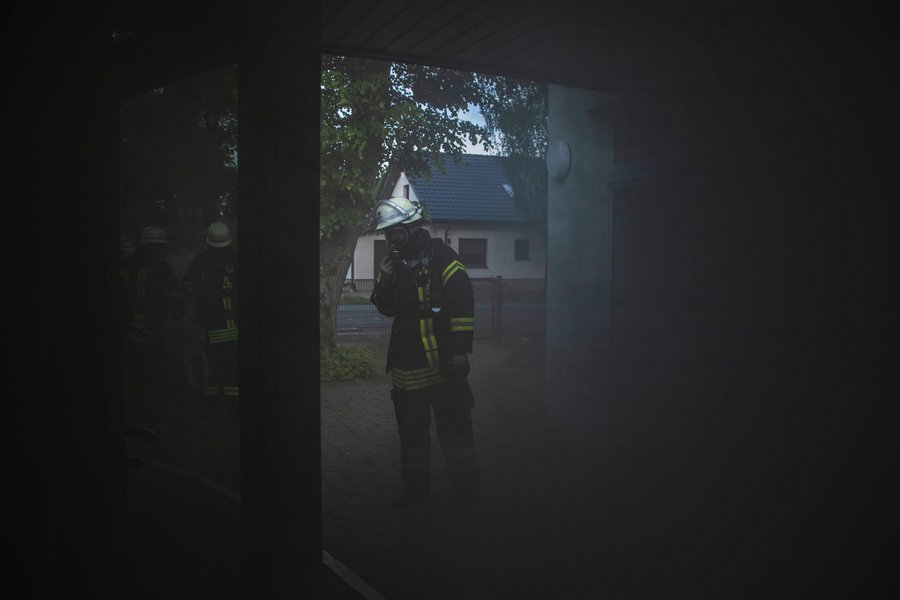 Rettungstrupp betritt das Gebäude