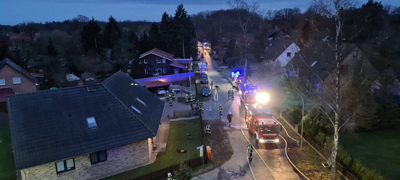 Blick aus der Drehleiter auf die Einsatzstelle