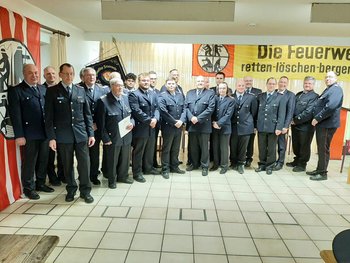 Gruppenbild der geehrten und beförderten Feuerwehrkameraden*innen