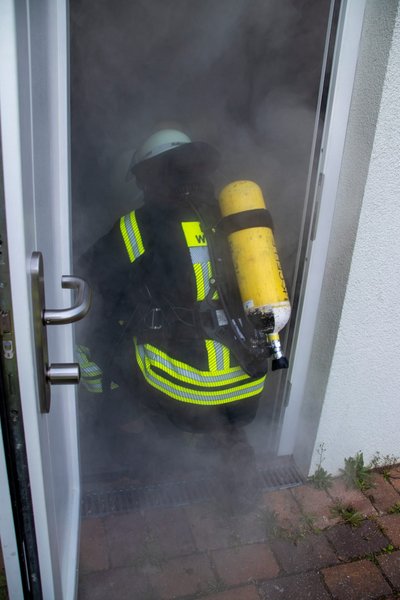 Trupp im Gebäudeeingang