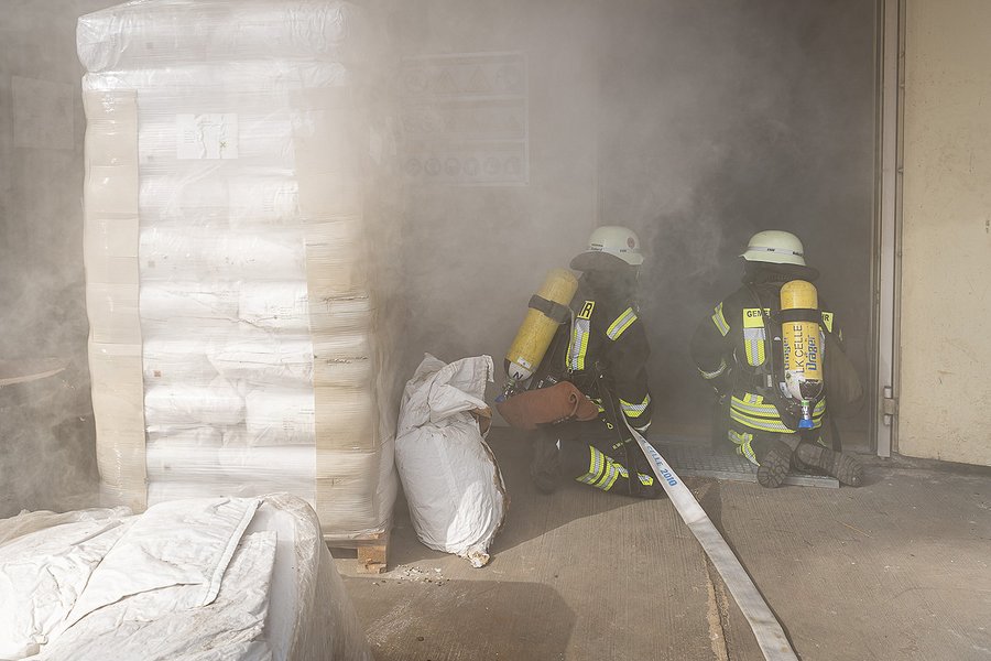 Trupp geht in das brennende Gebäude vor