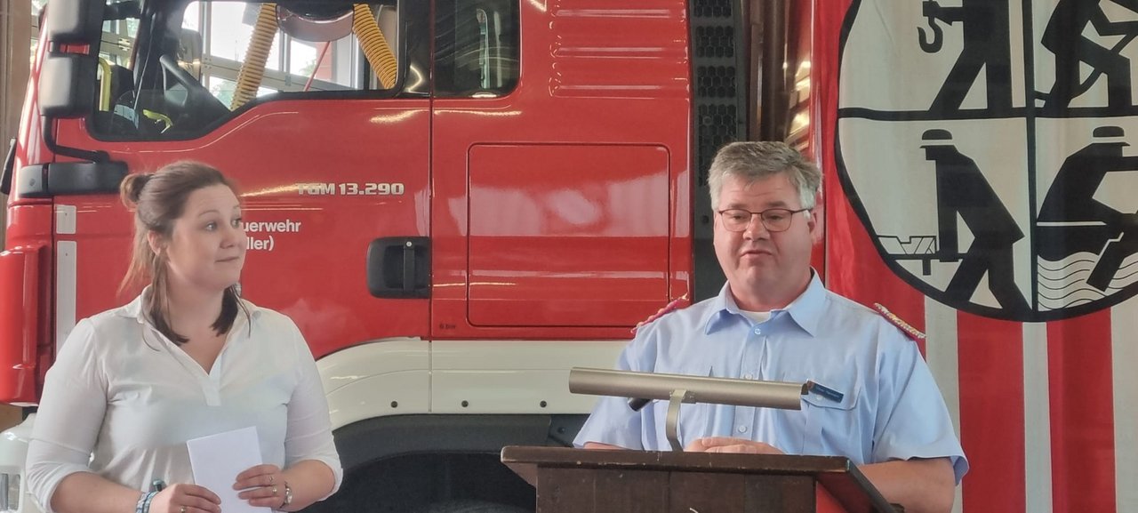 Frau von Hörsten und Gemeindebrandmeister Hermann halten eine Rede