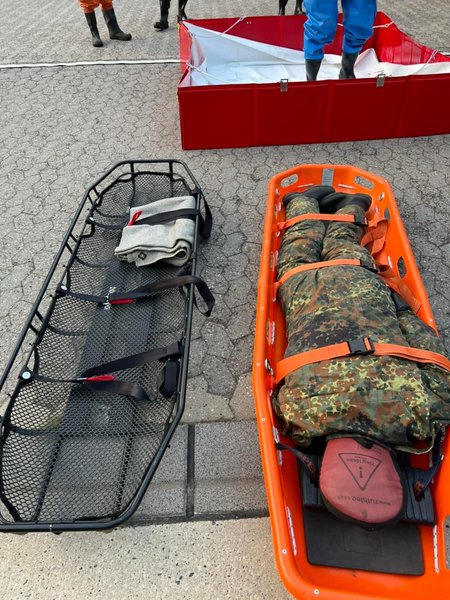 Gerettete Person auf Trage