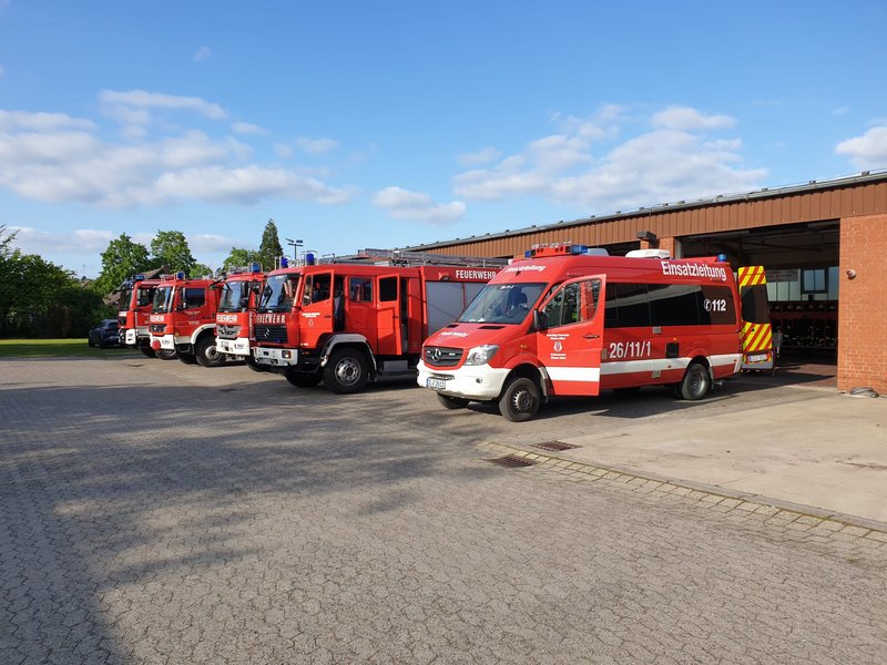 Fahrzeuge auf dem Hof