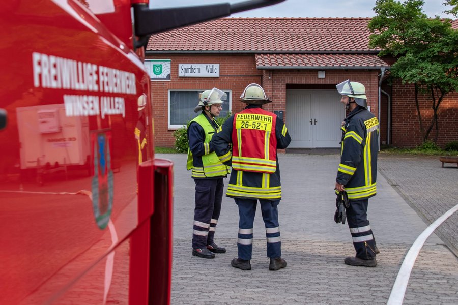 Gruppenführer werden in die Lage eingewiesen