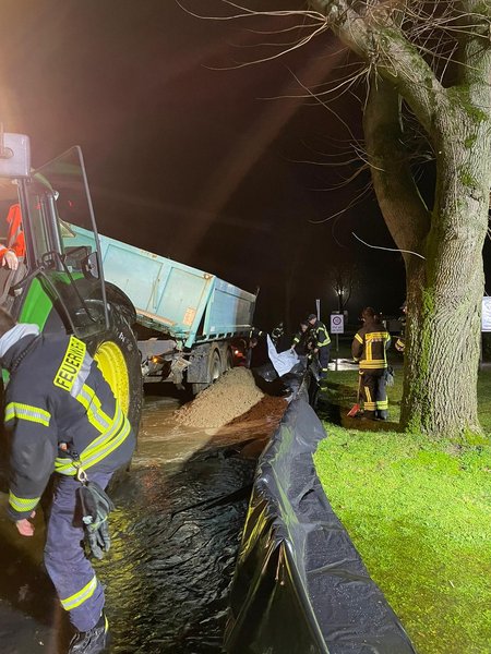 Anhänger lädt Sand ab