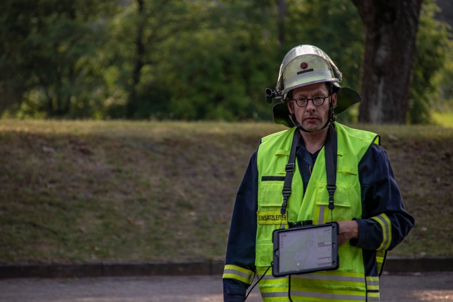 Einsatzleiter mit Tablet