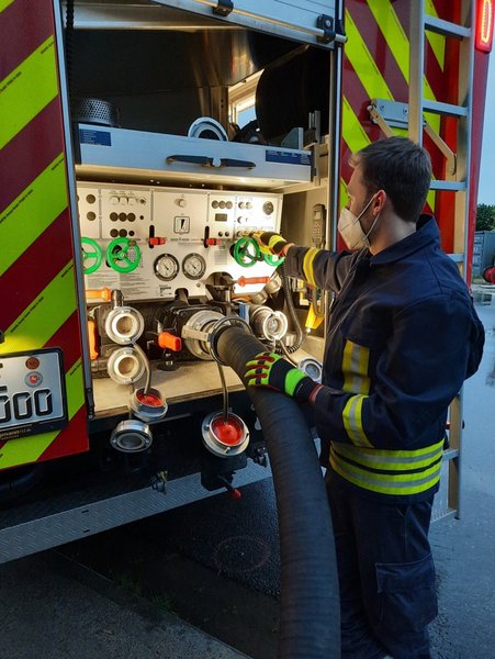 Feuerwehrmann an der Löschkreiselpumpe