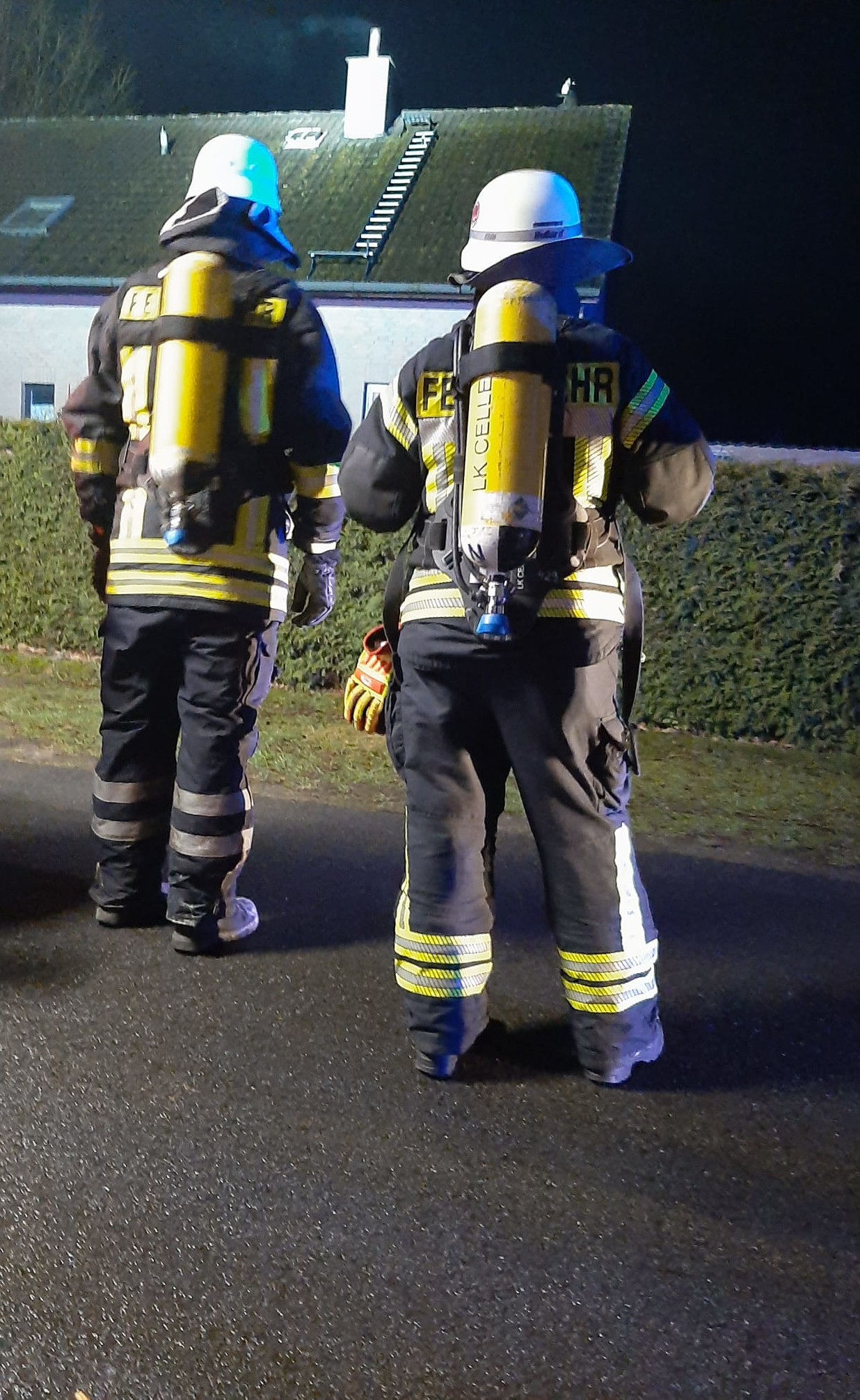 Feuerwehrleute warten auf einen Einsatzbefehl vor dem Objekt